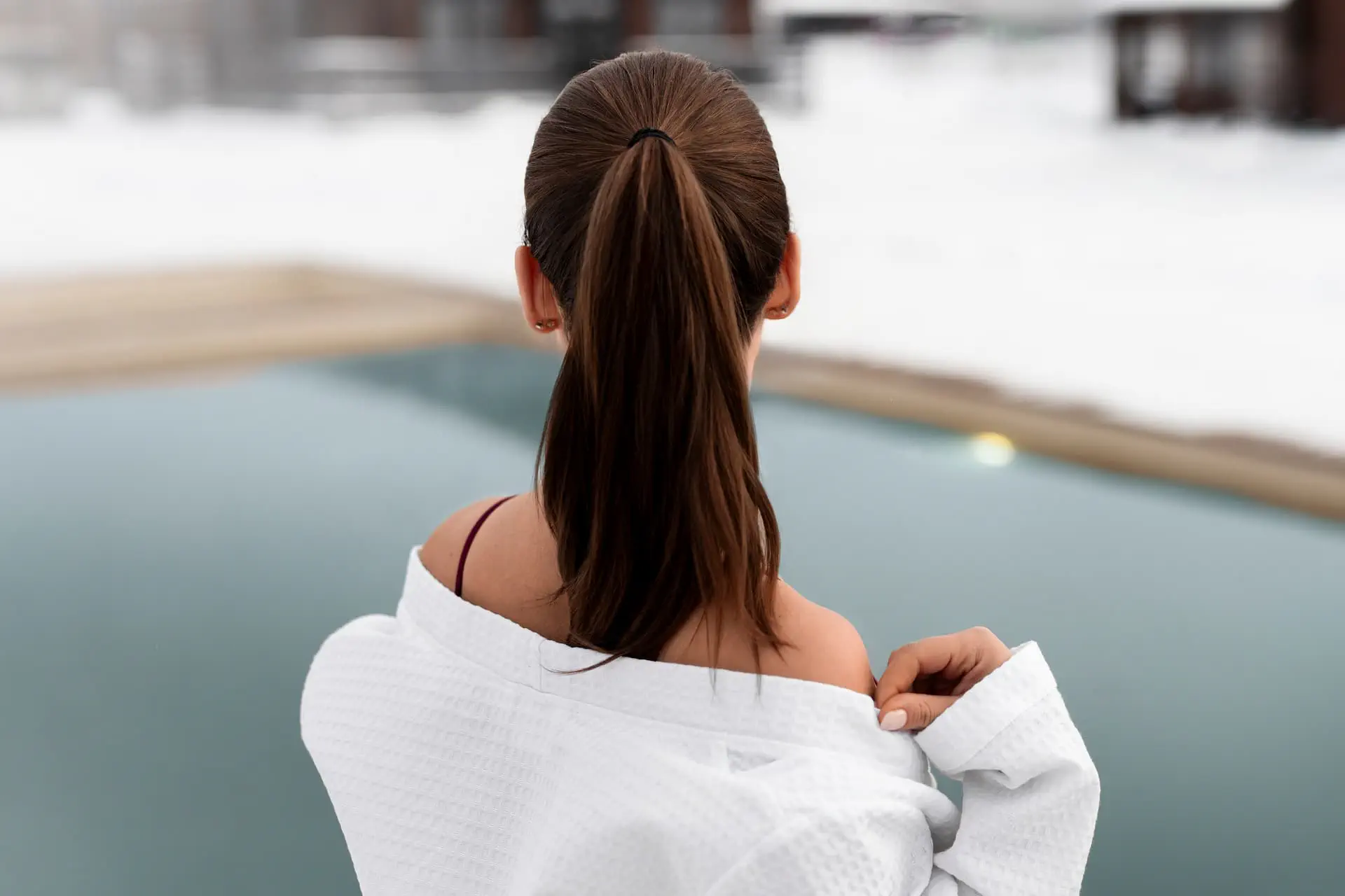 Elegancka i gładka fryzura typu wysoki kucyk wykonana na długich brązowych włosach