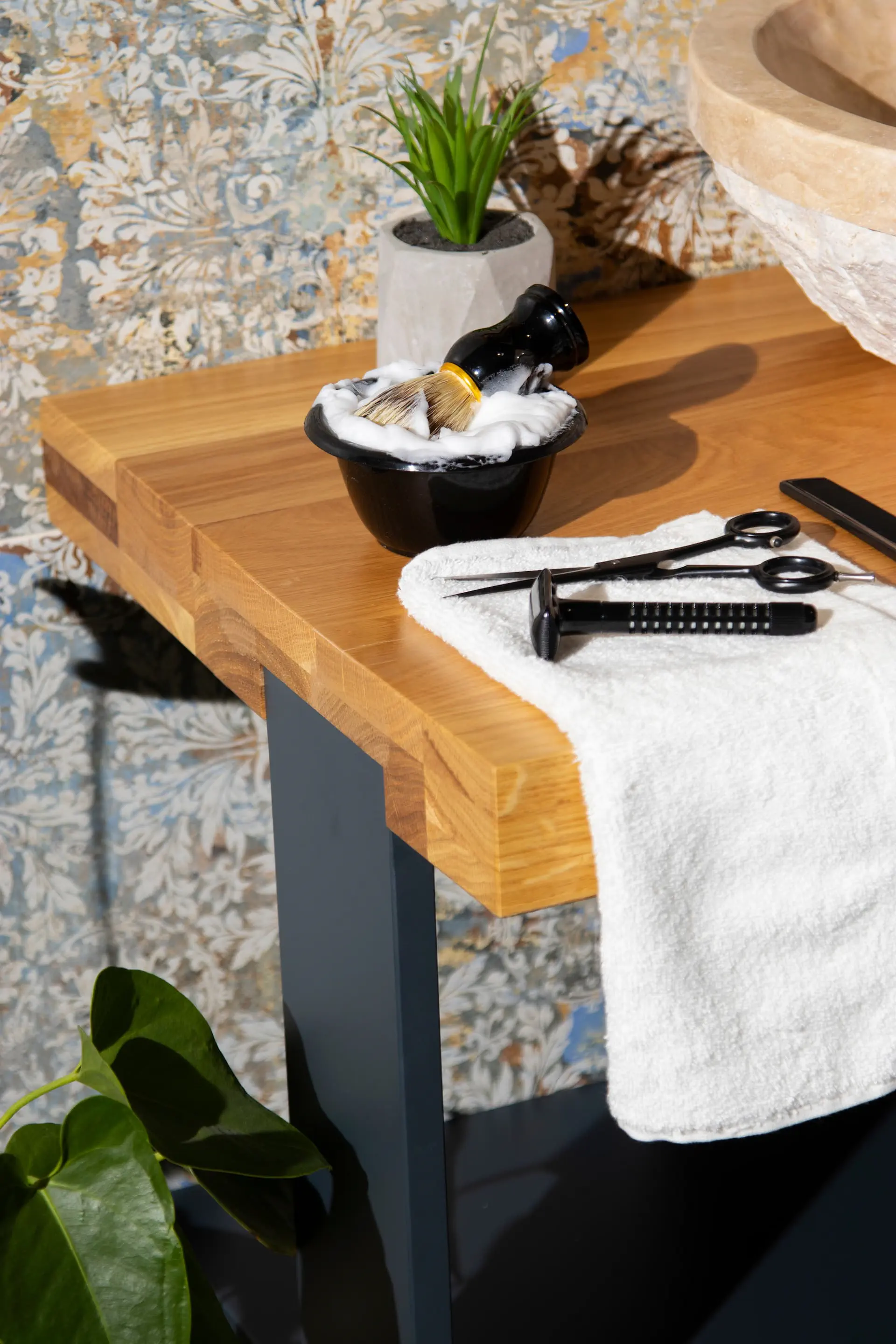 Profesjonalne narzędzia fryzjerskie: nożyczki, szczotki i lokówka na stanowisku pracy