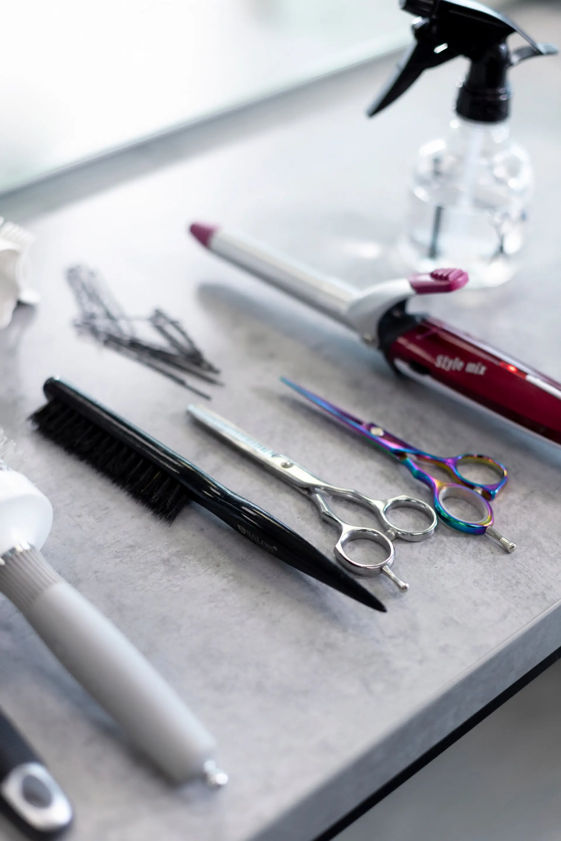 Nowoczesne i jasne wnętrze salonu fryzjerskiego z eleganckimi stanowiskami do stylizacji